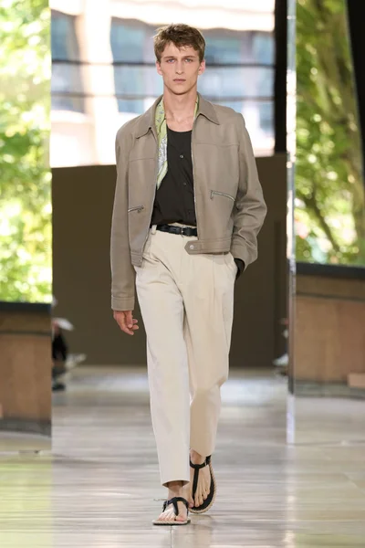 Look 32